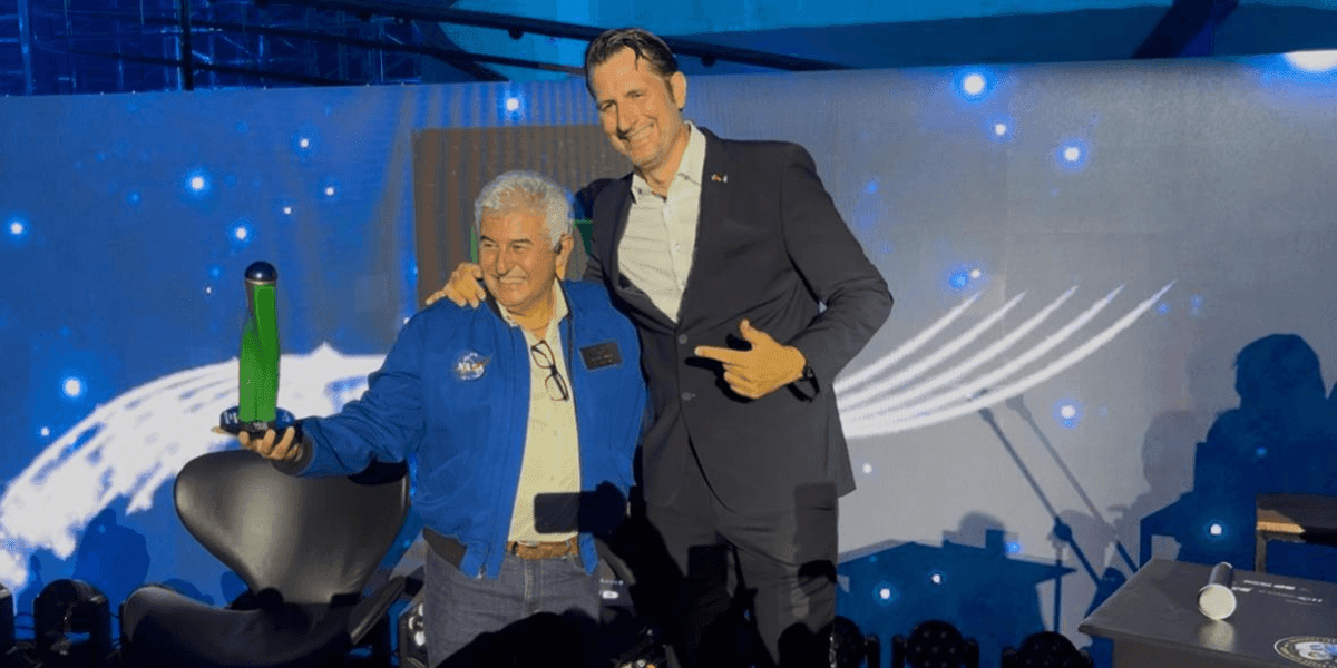 Marcos Pontes, Brazil's first astronaut, receives the #BrazilsBest Peace Award at the 36th Planetary Congress in São Paulo.