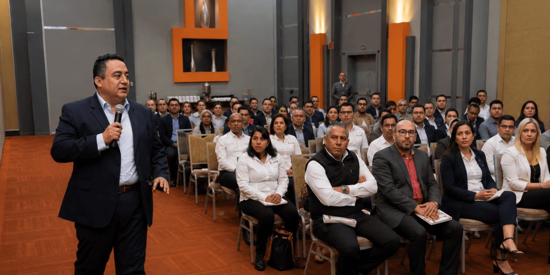 Business leader Jorge Contreras speaking to professionals during an AI and leadership presentation.