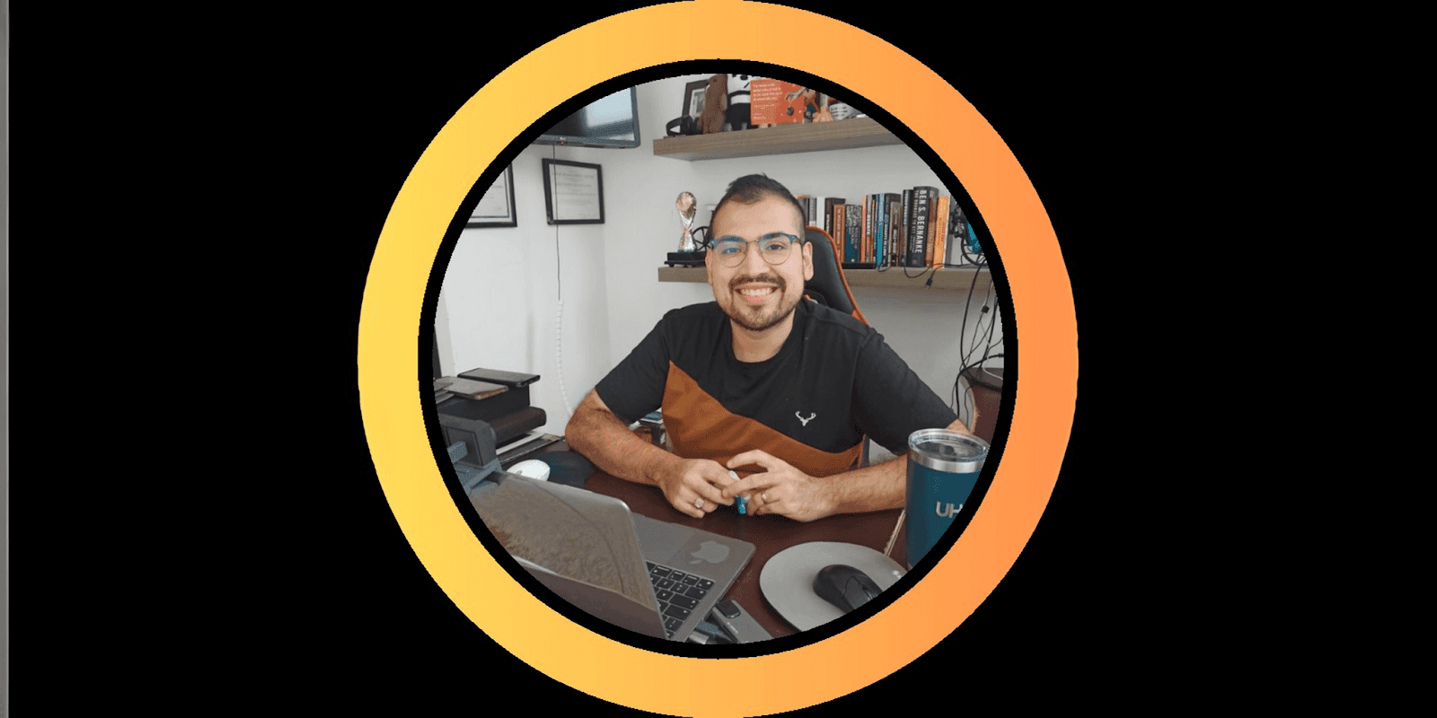 Jorge Fuentes Zapata, a digital marketing expert and founder of Fuentes Zapata LLC, specializing in HubSpot and Google Ads.