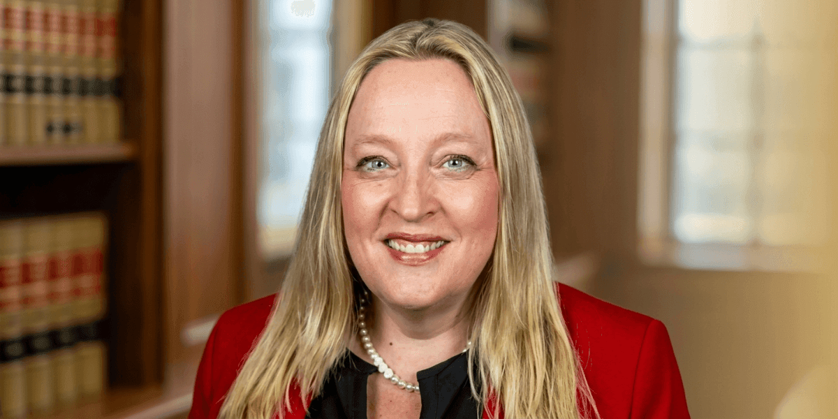 Professional portrait of resilience speaker, coach, and author Alicia Pozsony.