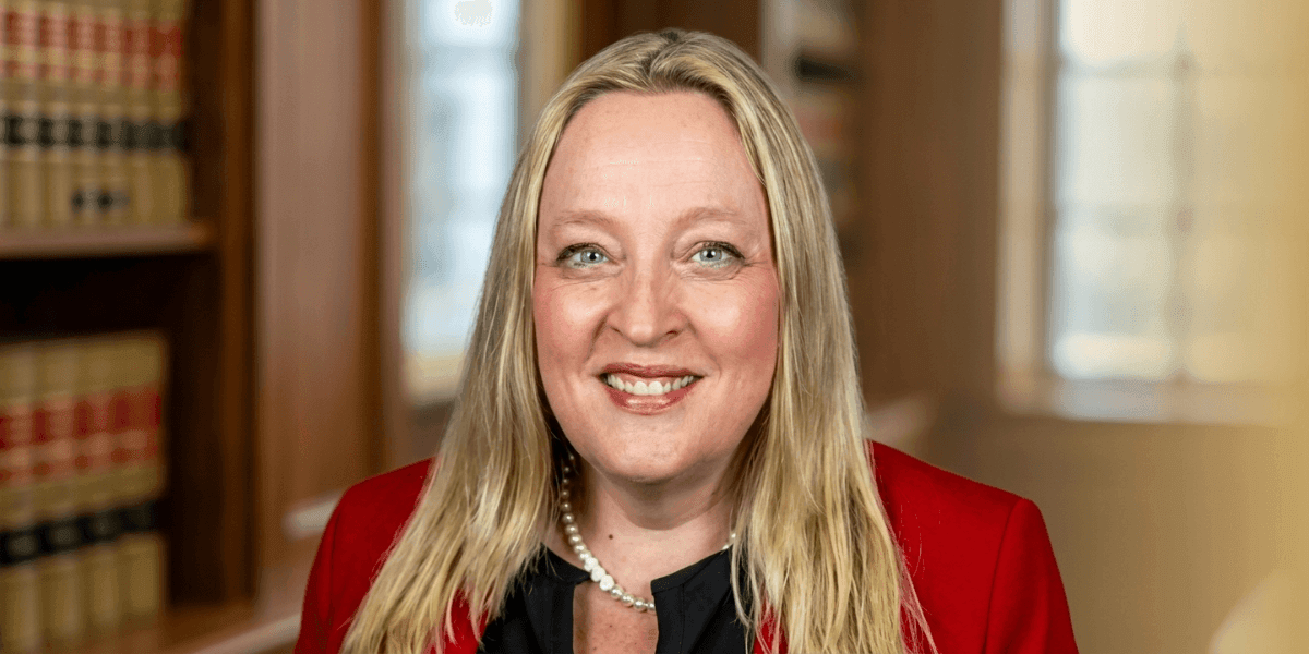 Professional portrait of resilience speaker, coach, and author Alicia Pozsony.