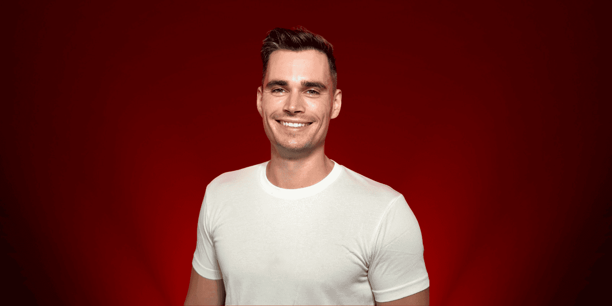 Felix H Mohr smiling in a white t-shirt, showcasing his personal branding and entrepreneur expertise in marketing.