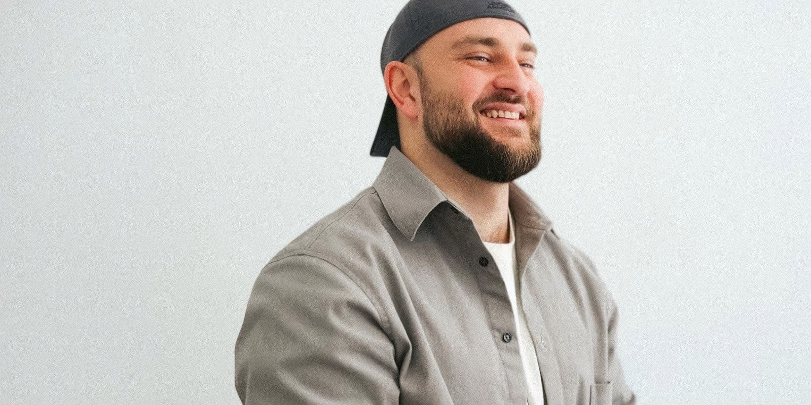 Alan Nekhay smiling in casual clothing, representing the inclusive and sustainable vision of the Alan Nekhay Foundation.