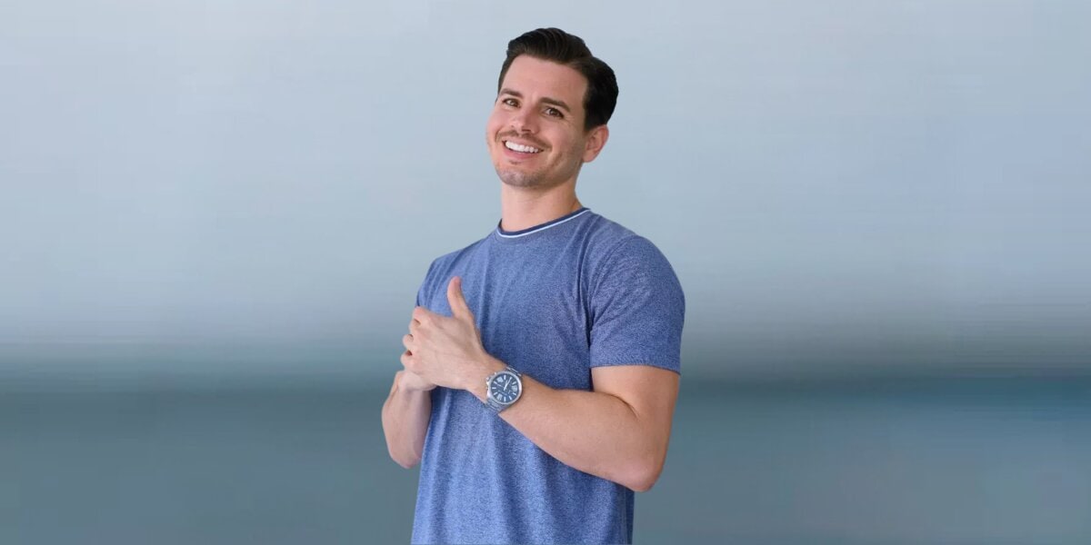 Ismael Gomez smiling in blue shirt, promoting dating advice focused on clarity and healthy relationships.