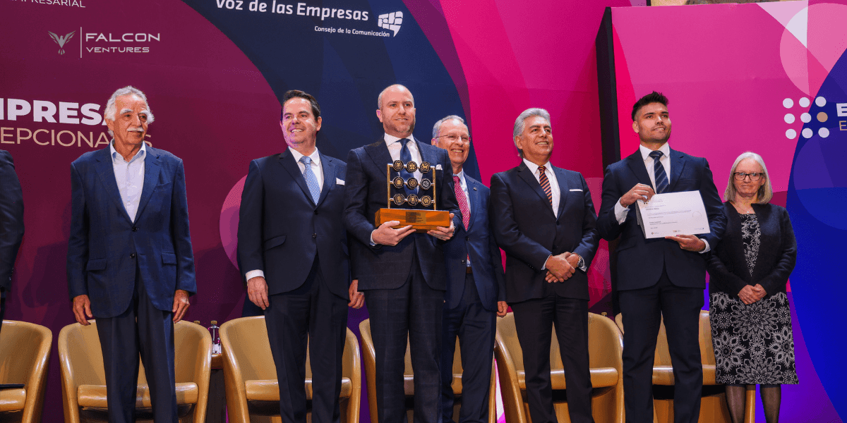 José Carlos Mapelli Mozzi and his team at Falcon Ventures celebrate an award, showcasing their leadership in transforming undercapitalized industries.